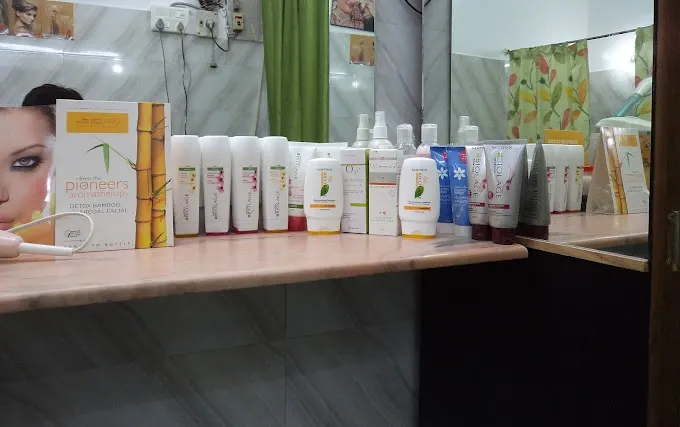 Monalisa Beauty Salon - Beauty Parlour in Lucknow