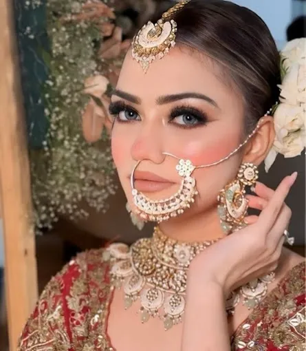 Areena beauty looks - Beauty Parlour in Agra