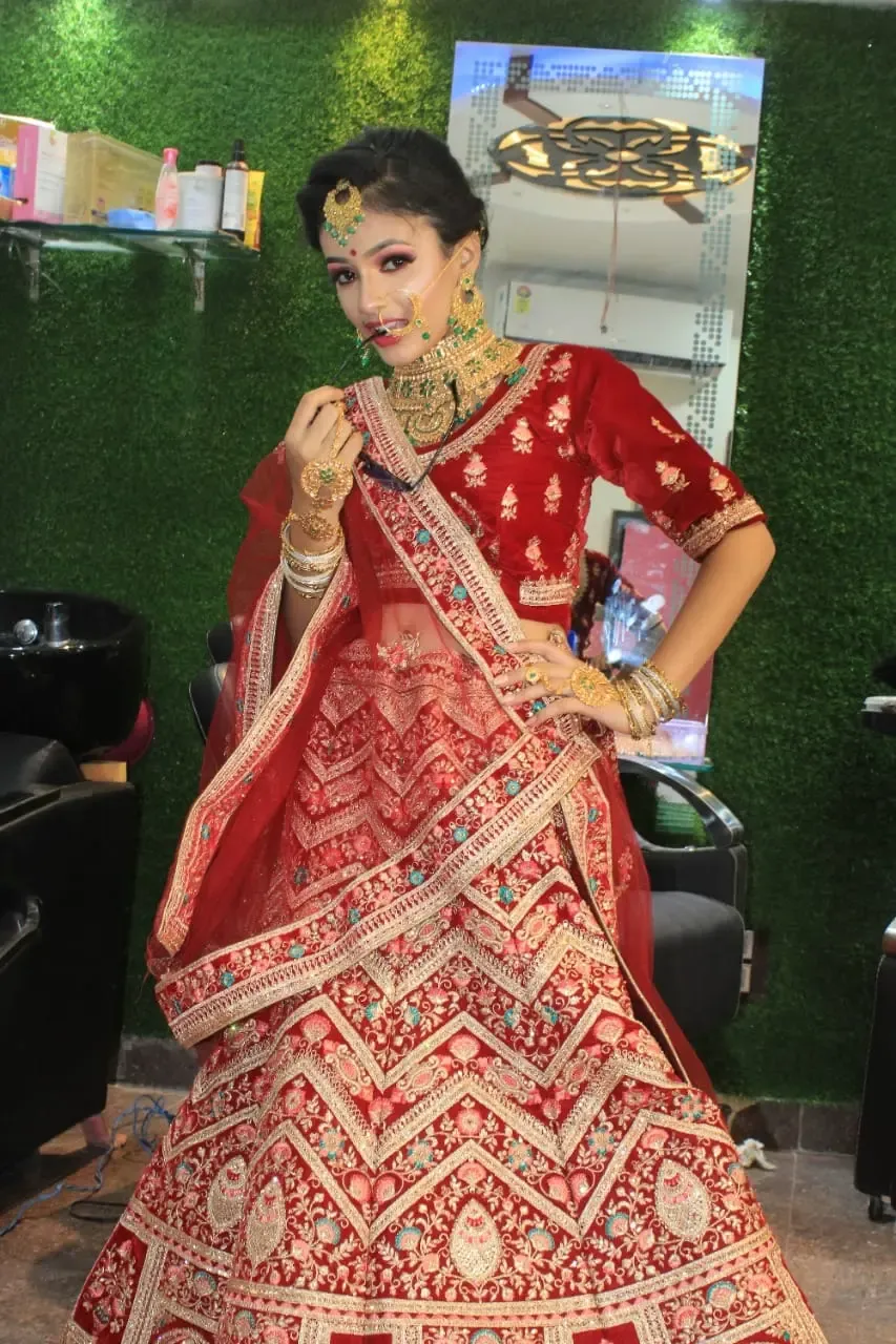 Nice Beauty Parlour & Makeup Studio - Restaurant in Banda