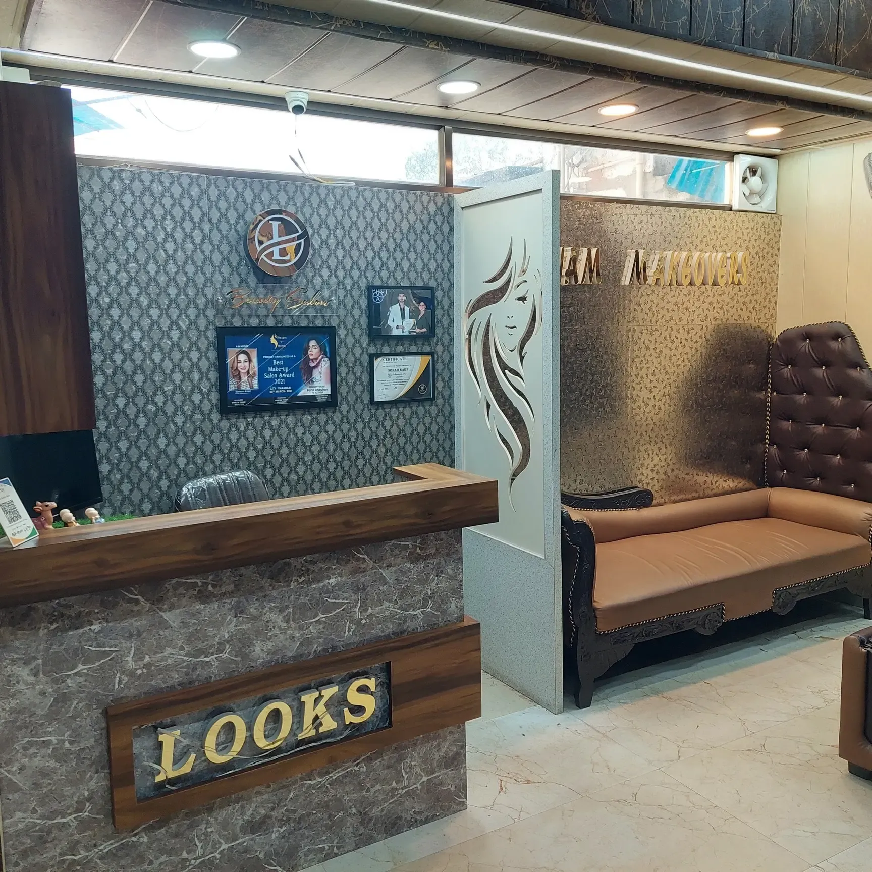 The Looks Beauty Parlour - Gift Shop in Chandauli